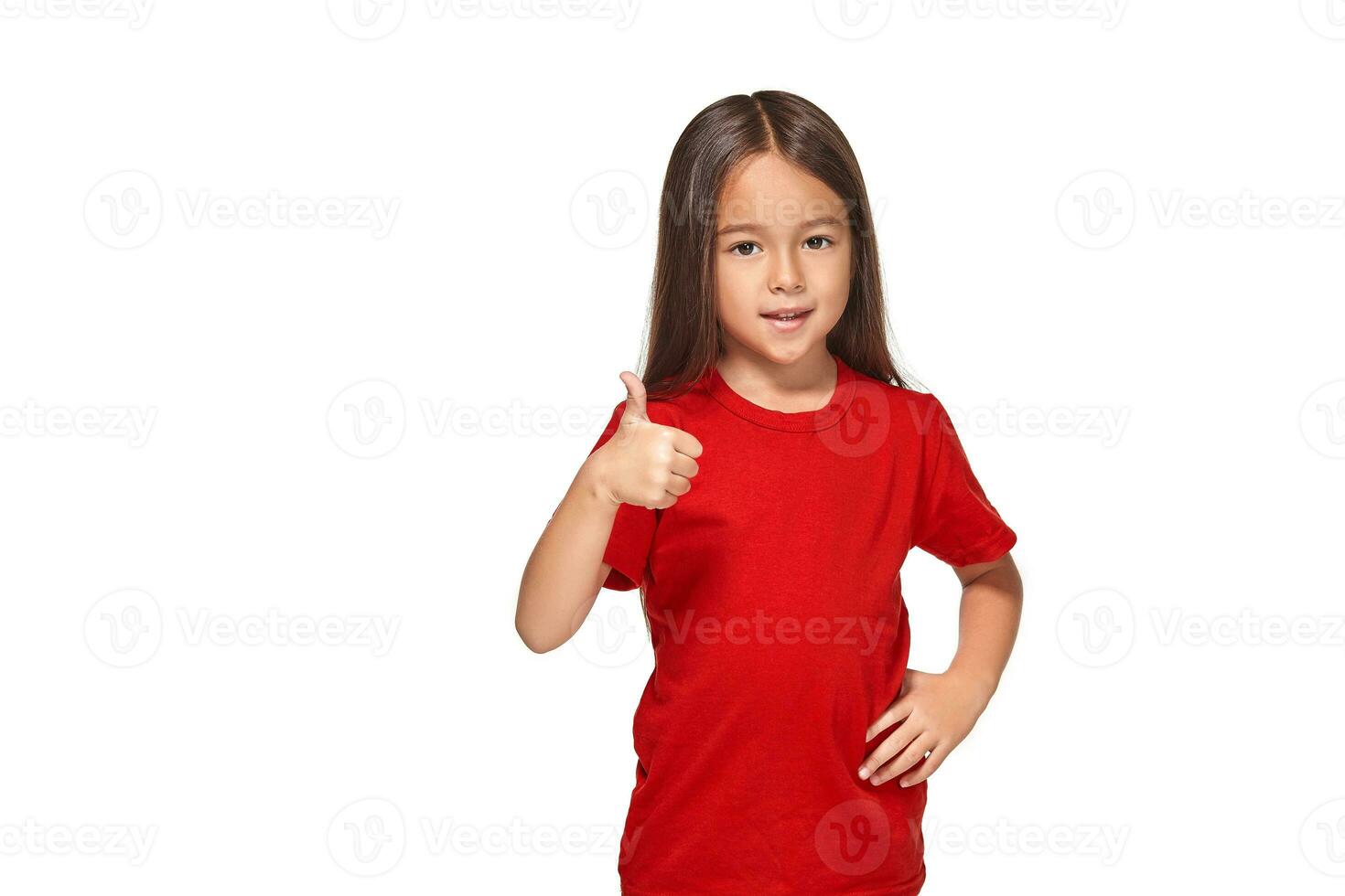 meisje in rood t-shirt shows haar hand- met duim foto