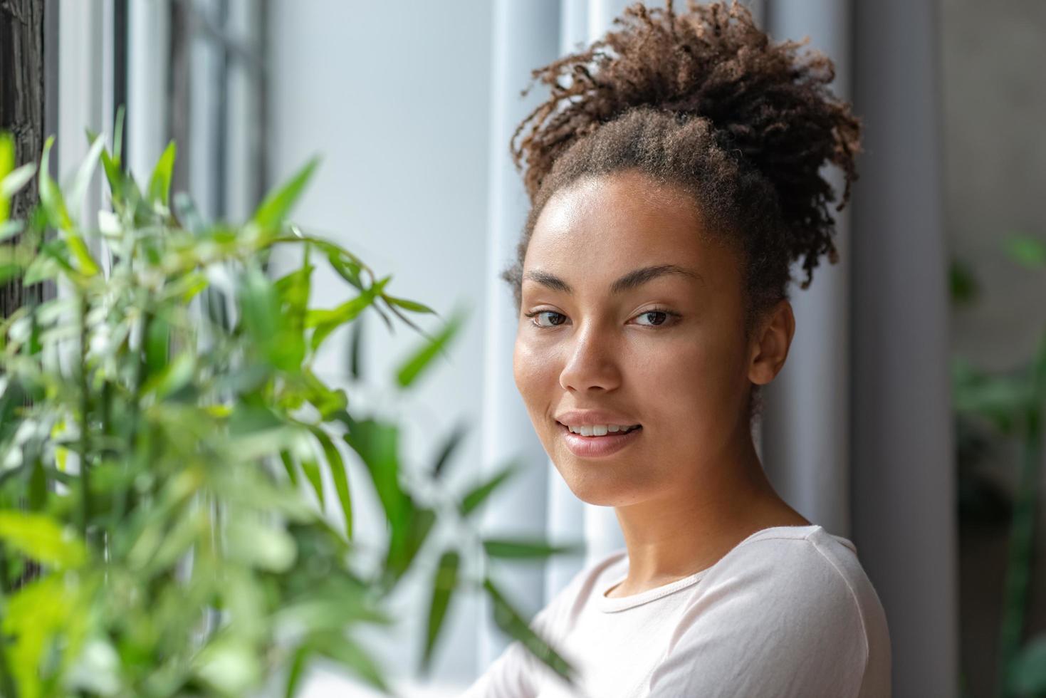 gezicht halve draai portret van een mooie vrouw in het interieur achtergrondafbeelding foto