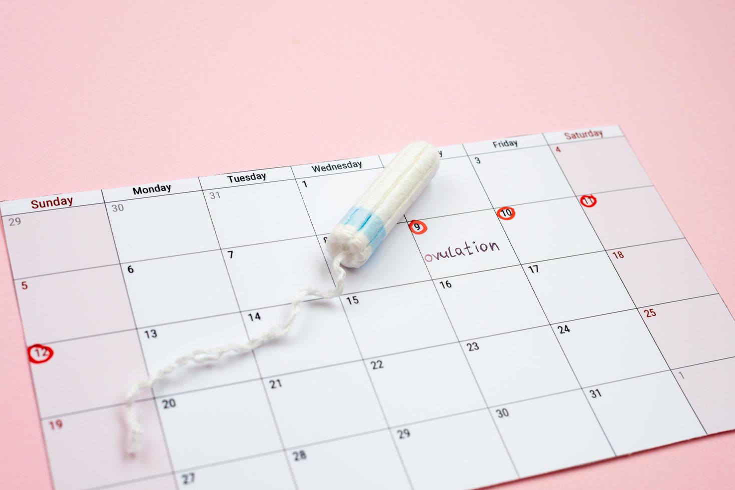 ovulatiekalender, wattenstaafje. concept van regelmatige menstruatiecyclus. foto