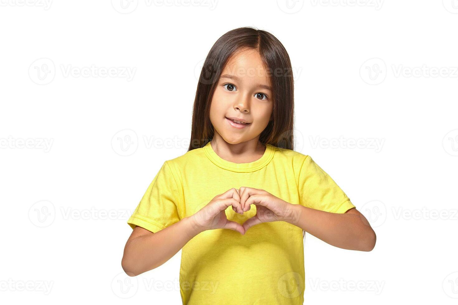 weinig meisje met haar handen in hartvormig foto