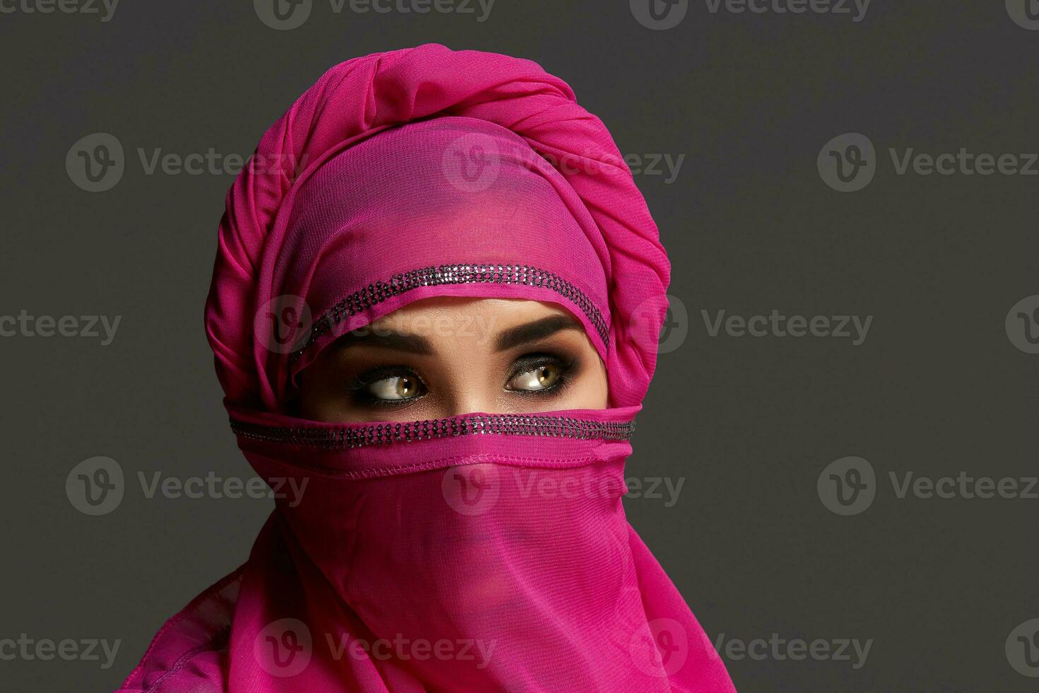 detailopname schot van een jong charmant vrouw vervelend de roze hijab versierd met pailletten. Arabisch stijl. foto