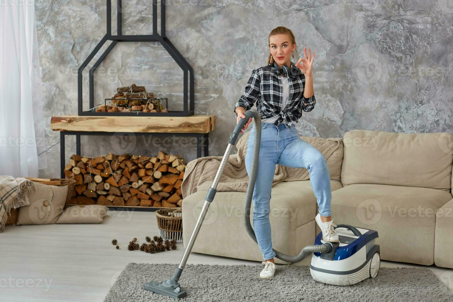 slank vrouw schoonmaak met vacuüm schoonmaakster tapijt foto