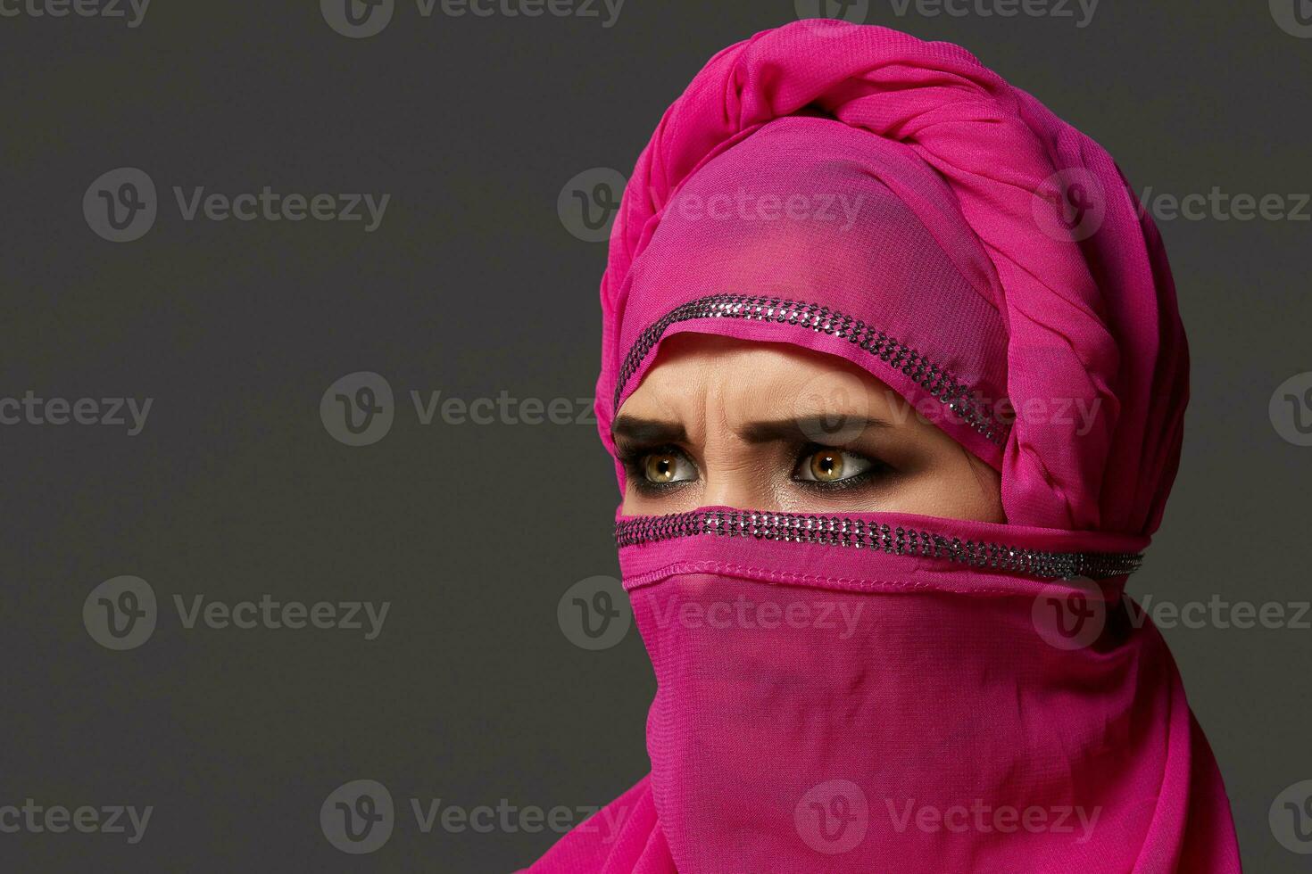 detailopname schot van een jong charmant vrouw vervelend de roze hijab versierd met pailletten. Arabisch stijl. foto