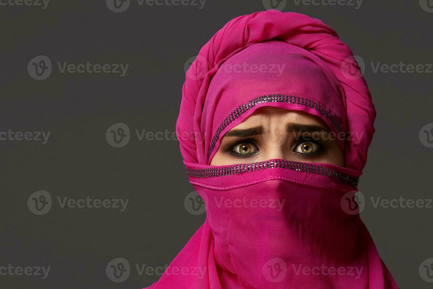 detailopname schot van een jong charmant vrouw vervelend de roze hijab versierd met pailletten. Arabisch stijl. foto