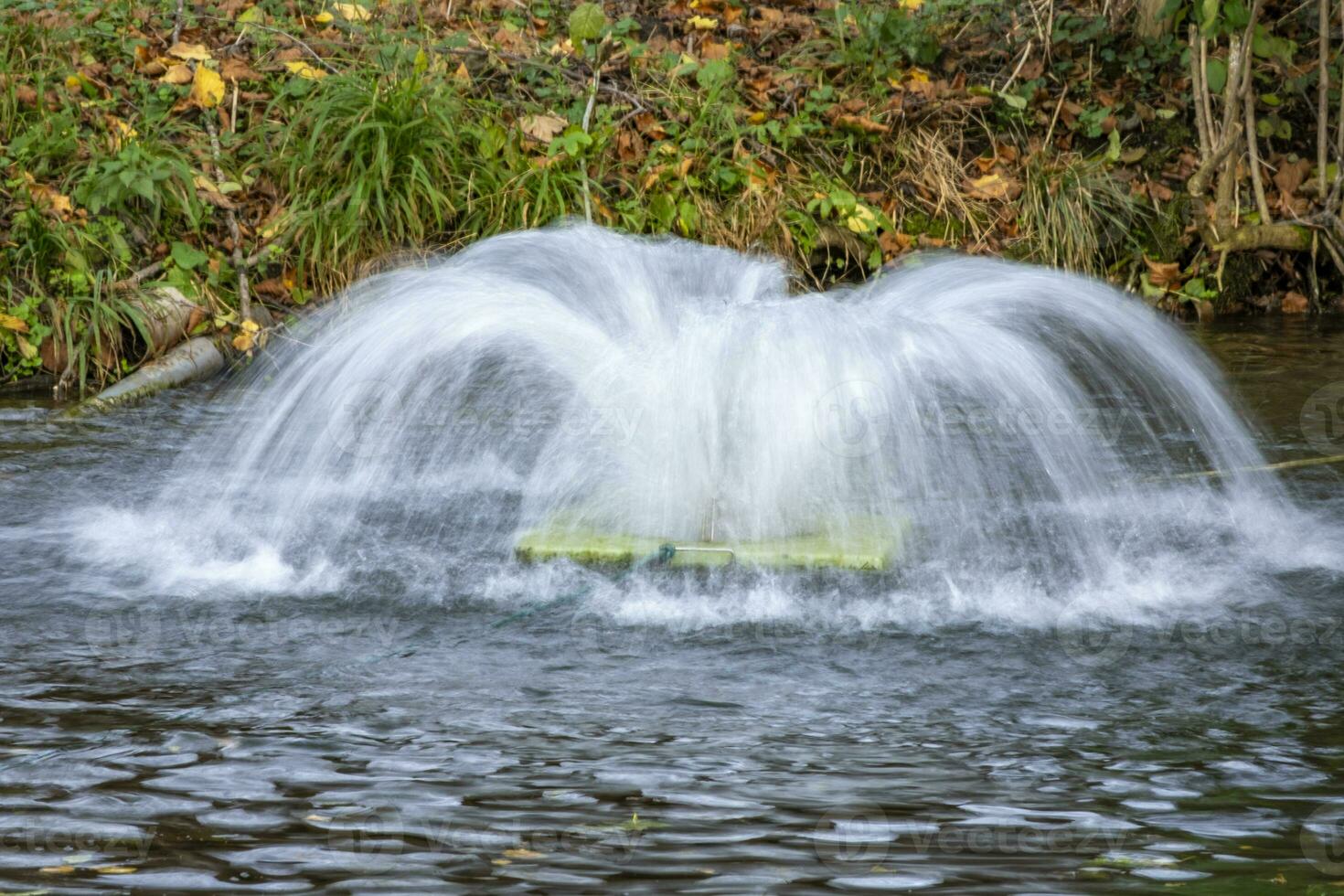 deze foto's shows een boot Aan een klein vijver met reflecties in een boeren dorp in Duitsland foto