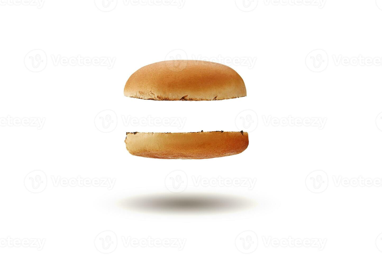 vliegend en lekker, gebakken of gegrild, besnoeiing in voor de helft hamburger bun geïsoleerd Aan wit achtergrond. concept van Koken en snel voedsel. detailopname, kopiëren ruimte foto