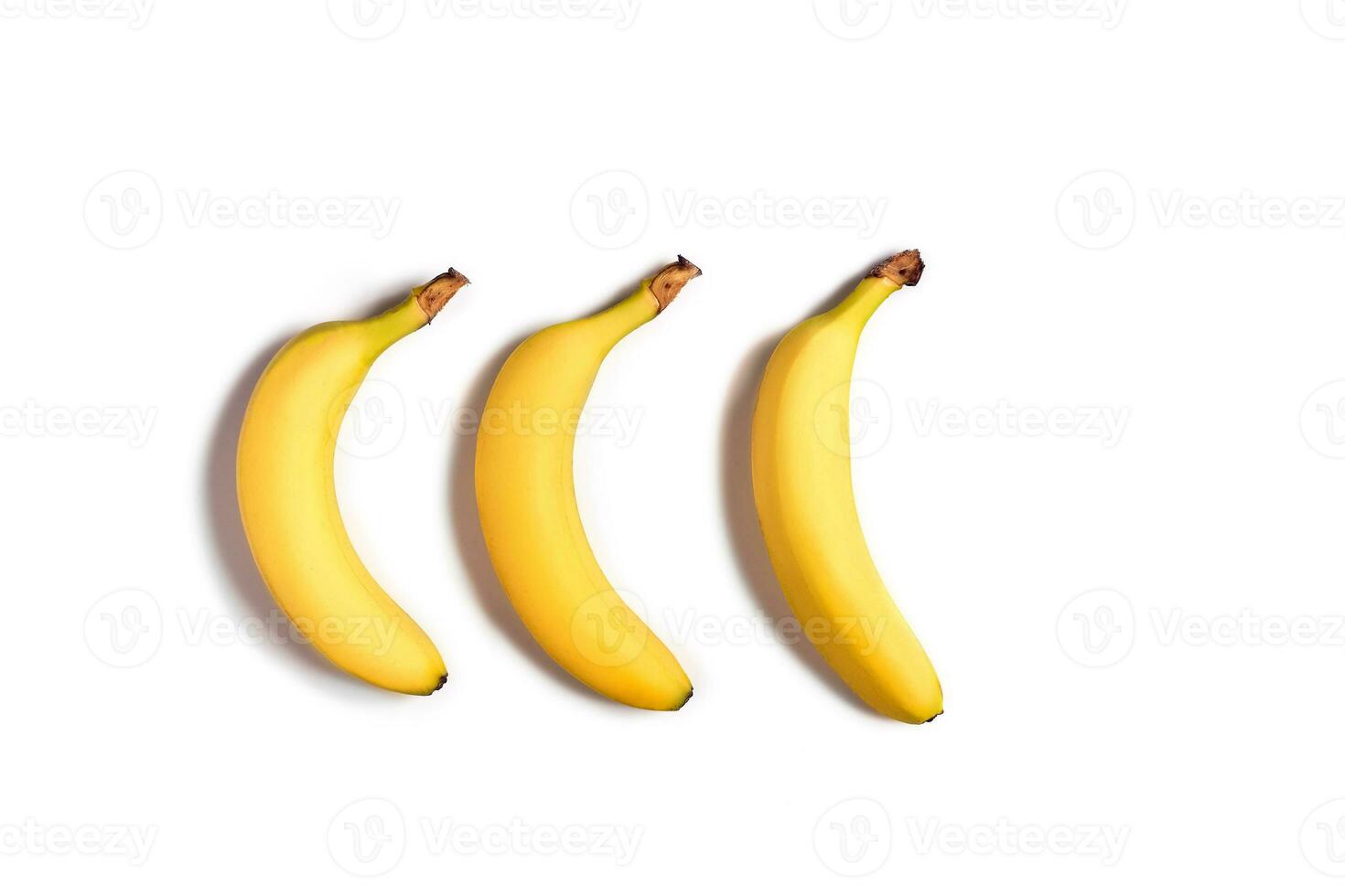 rijp geel bananen Aan een wit achtergrond foto