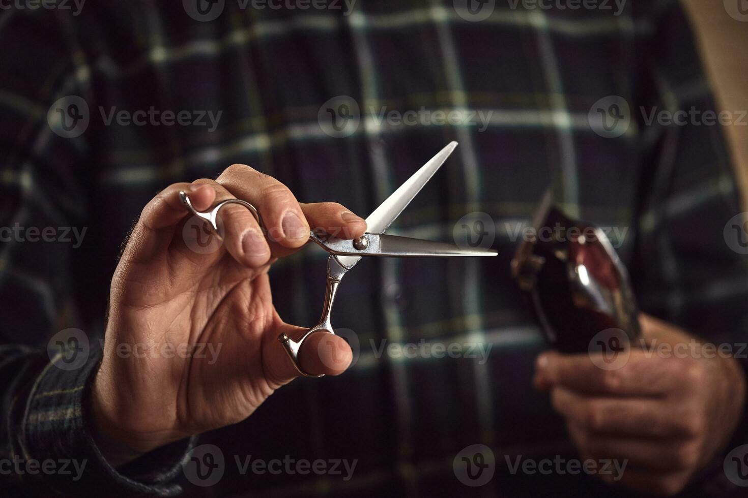 kapper is Holding schaar en scheermes in zijn handen kapperszaak. foto