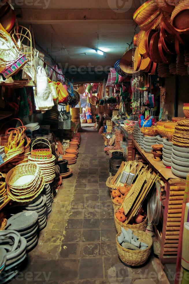 markt steeg waar mensen verkopen divers glaswerk en keramiek voor huishouden behoeften foto