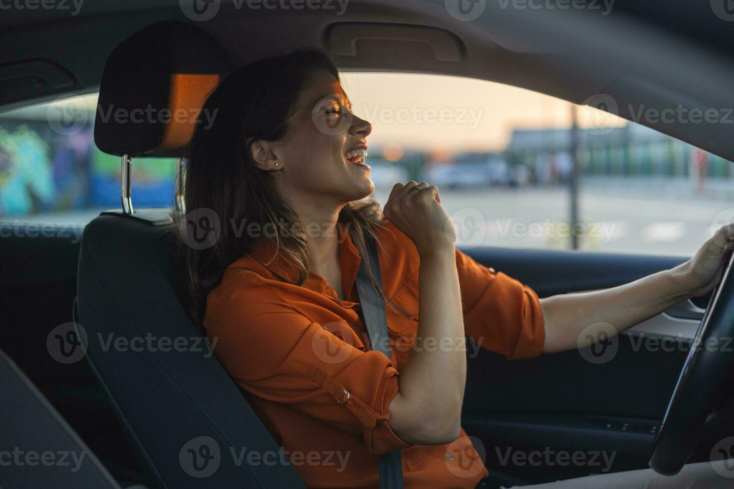 detailopname portret van haar ze goed uitziend aantrekkelijk lief brunette charmant blij vrolijk vrolijk meisje rijden nieuw auto genieten van hebben pret luisteren muziek- het zingen knal rots foto