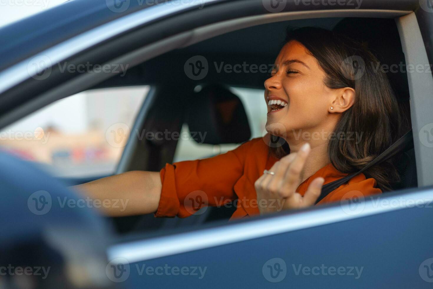 detailopname portret van haar ze goed uitziend aantrekkelijk lief brunette charmant blij vrolijk vrolijk meisje rijden nieuw auto genieten van hebben pret luisteren muziek- het zingen knal rots foto