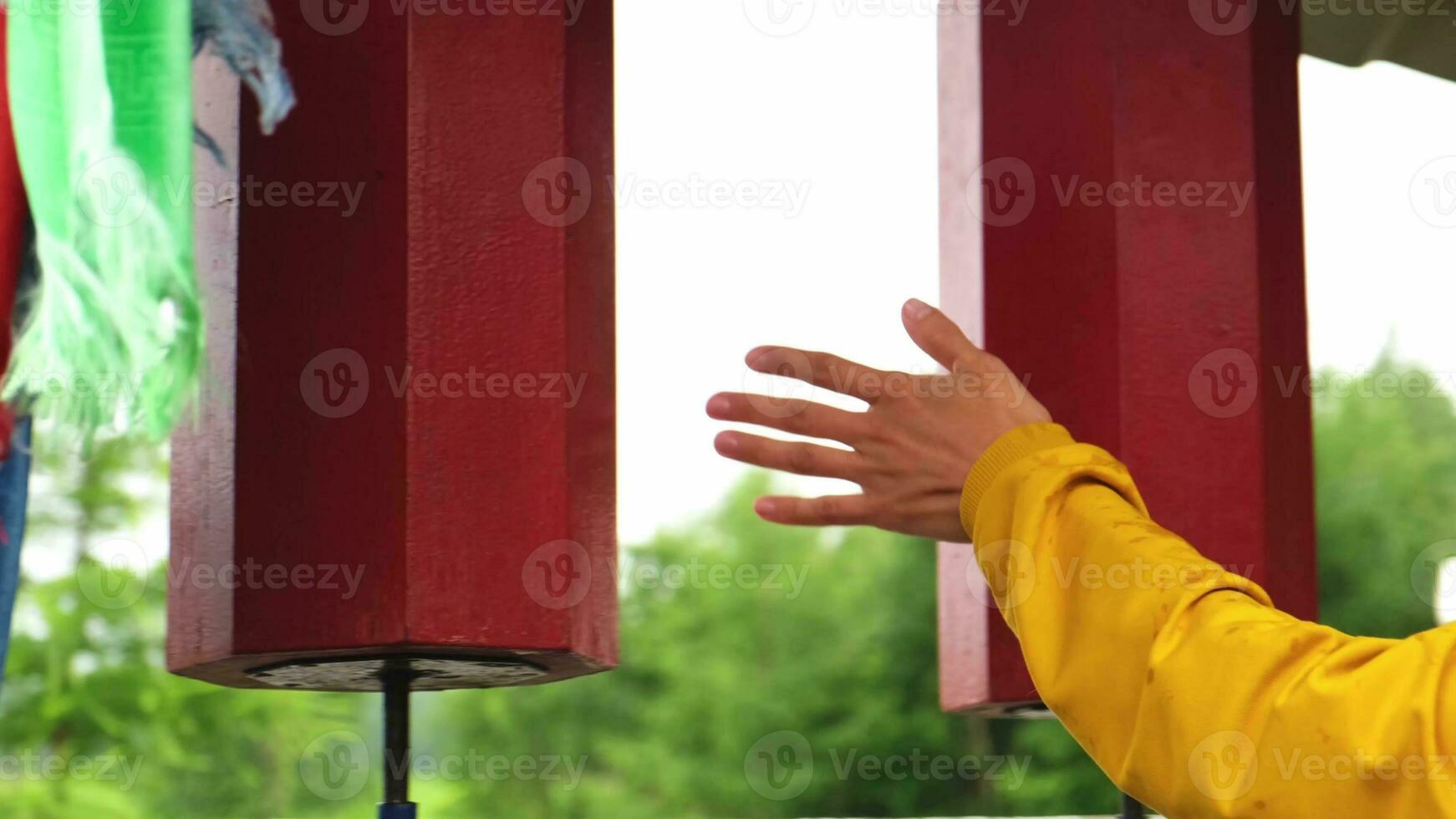 persoon pelgrim vrouw hand- aanraken draaien spinnen boeddhistisch gebed wiel Bij boeddhistisch klooster. gebed wielen in boeddhistisch stoepa tempel. Boeddhisme religie concept. foto