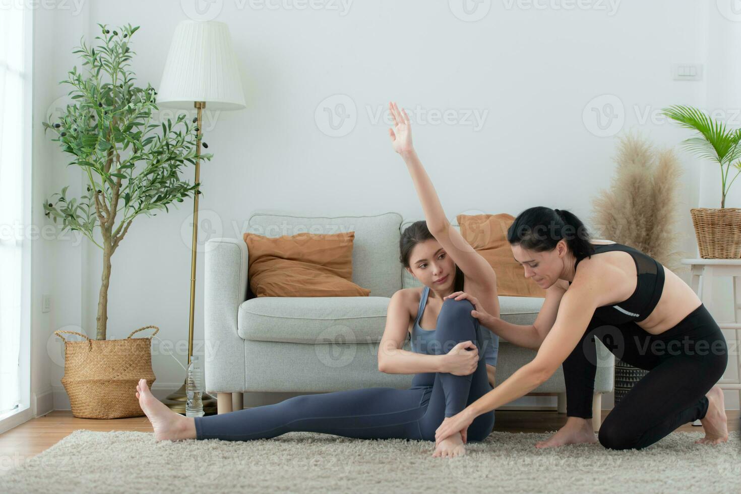 yoga instructeur assisteren leerlingen in aan het doen yoga poses in de studio, yoga klasse concept foto