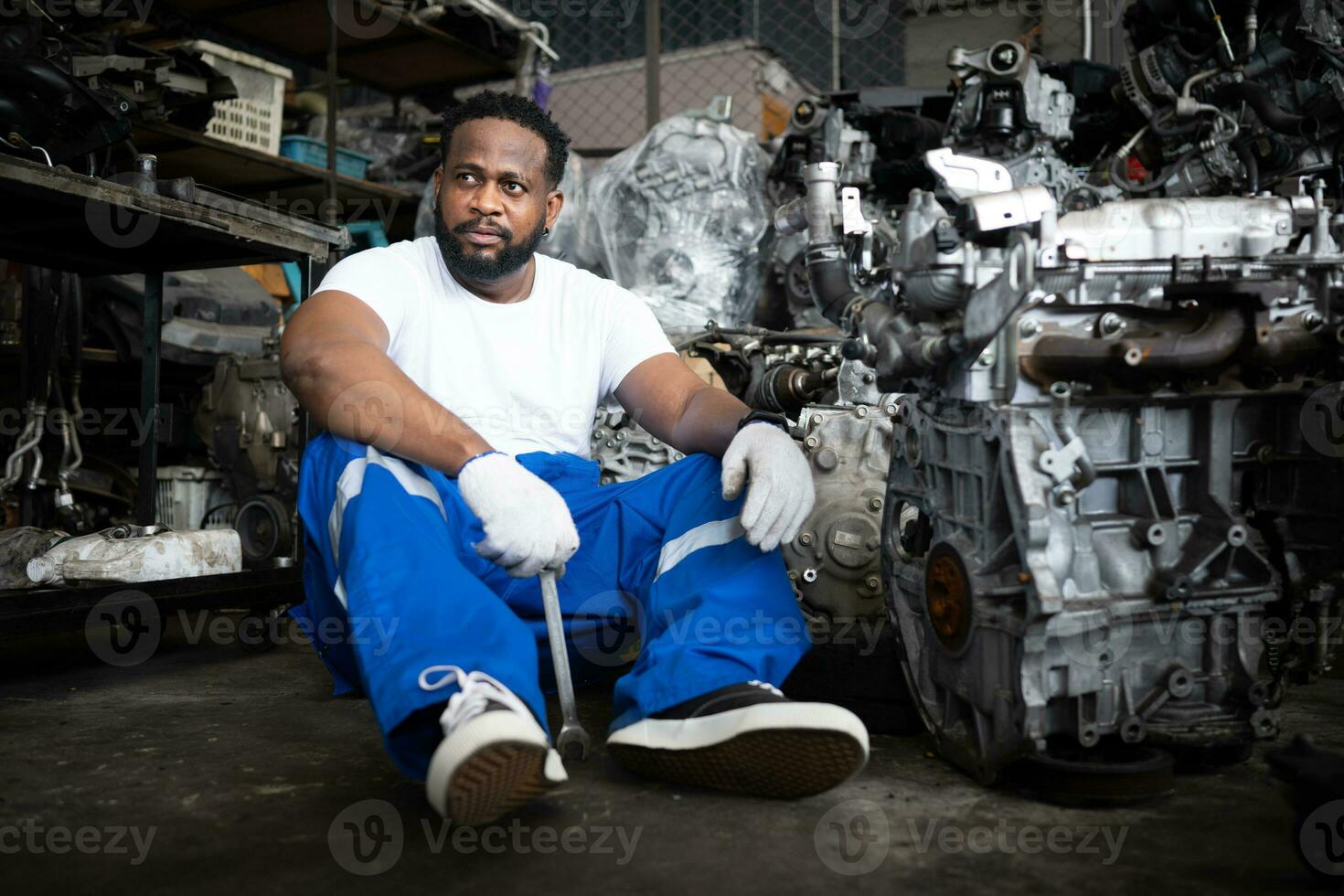 mannen repareren auto motor in auto reparatie winkel, selectief focus. foto