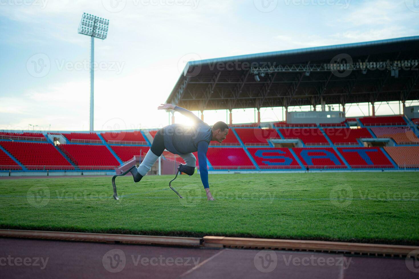 atleten met handicaps nemen een breken Bij de stadion tussen opleiding sessies. foto