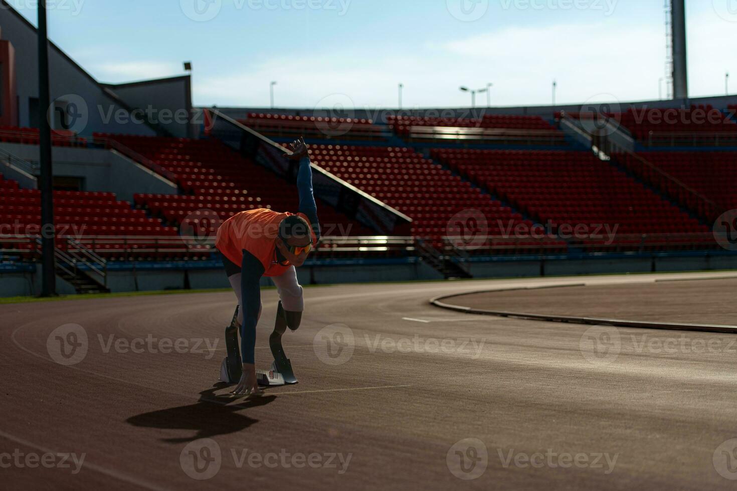 gehandicapt atleten bereiden in beginnend positie klaar naar rennen Aan stadion bijhouden foto