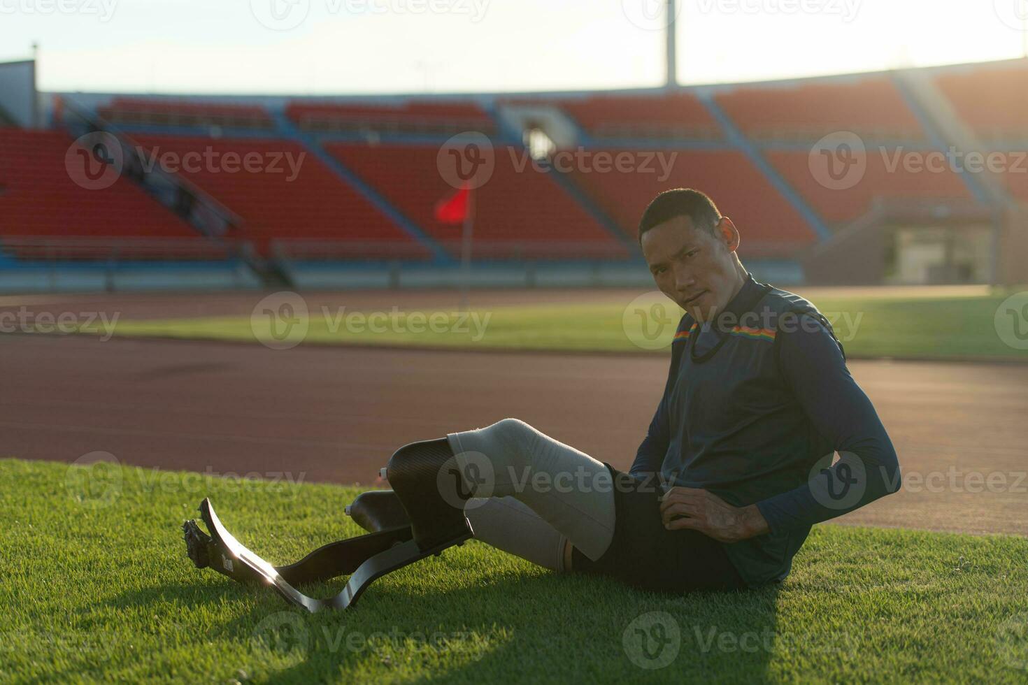 atleten met handicaps nemen een breken Bij de stadion tussen opleiding sessies. foto