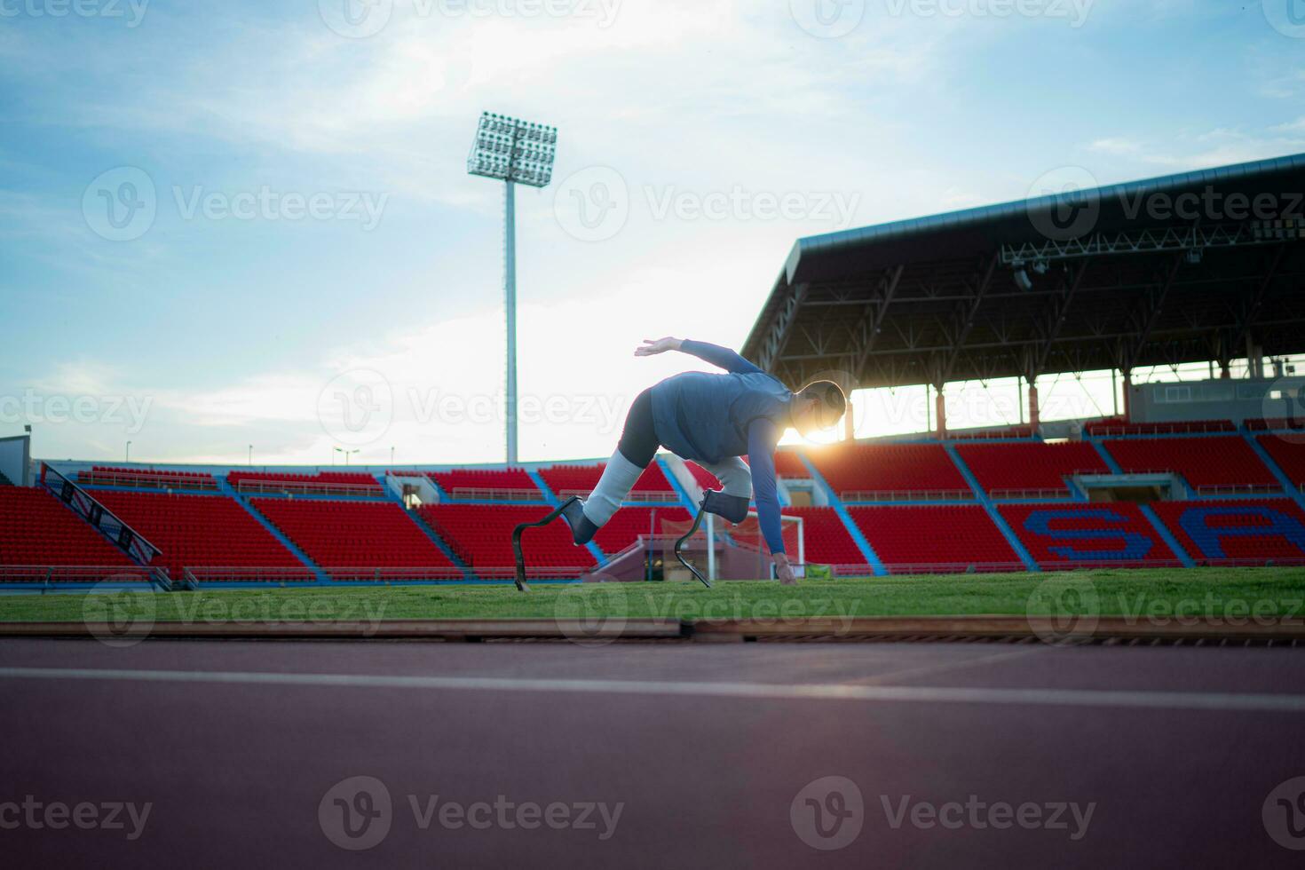 atleten met handicaps nemen een breken Bij de stadion tussen opleiding sessies. foto