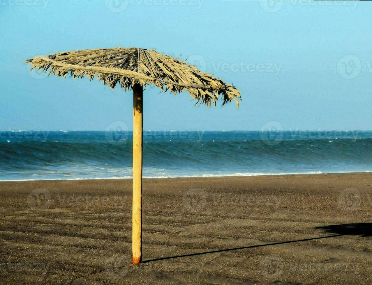 een strand paraplu Aan de zand foto