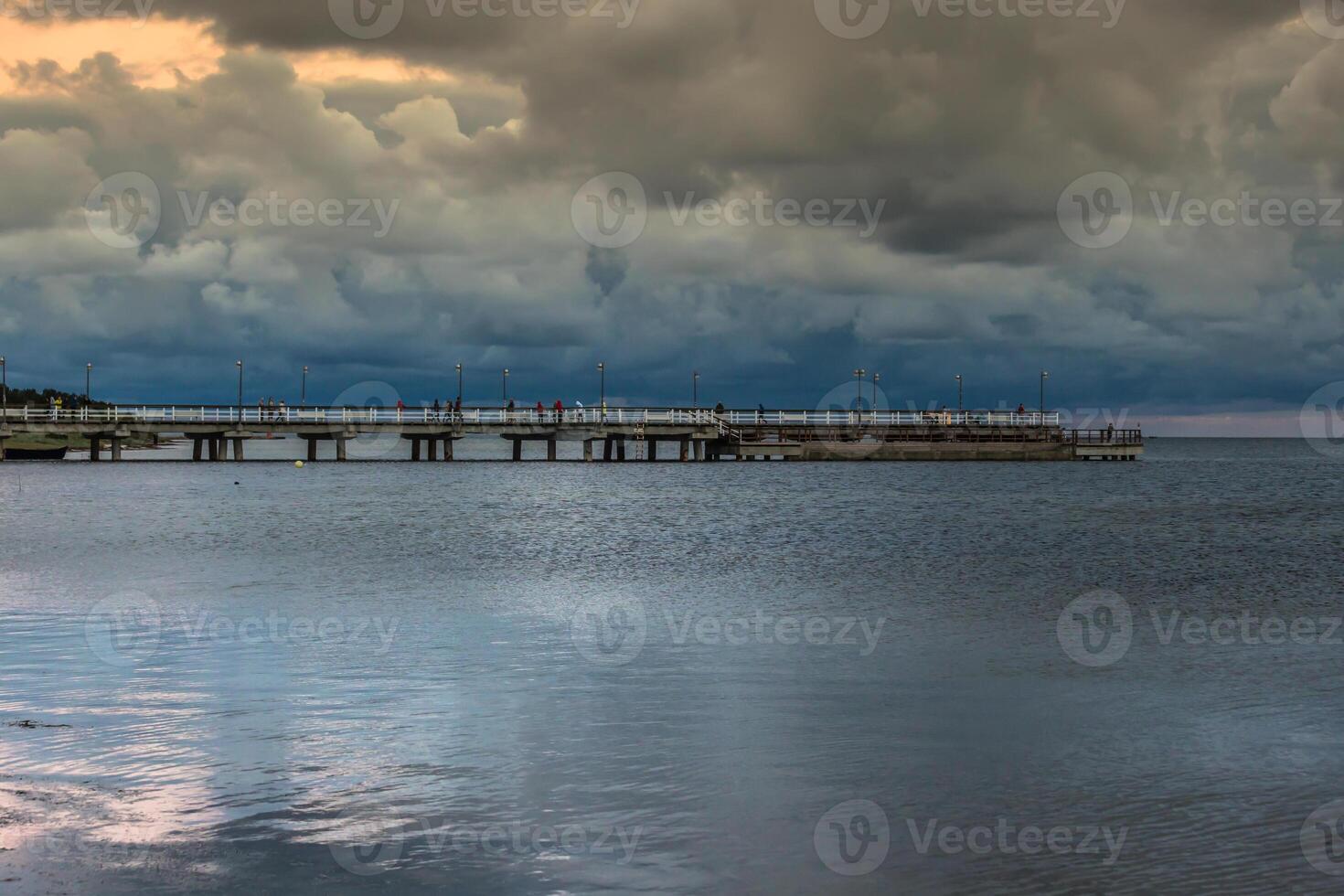 houten pier in de zonsondergang foto