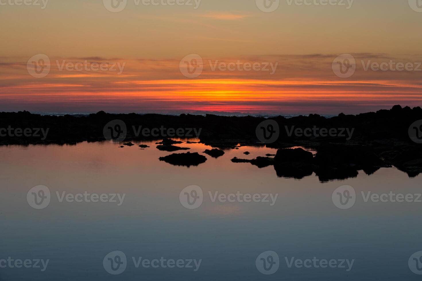 zonsondergang op het strand met prachtige hemel foto