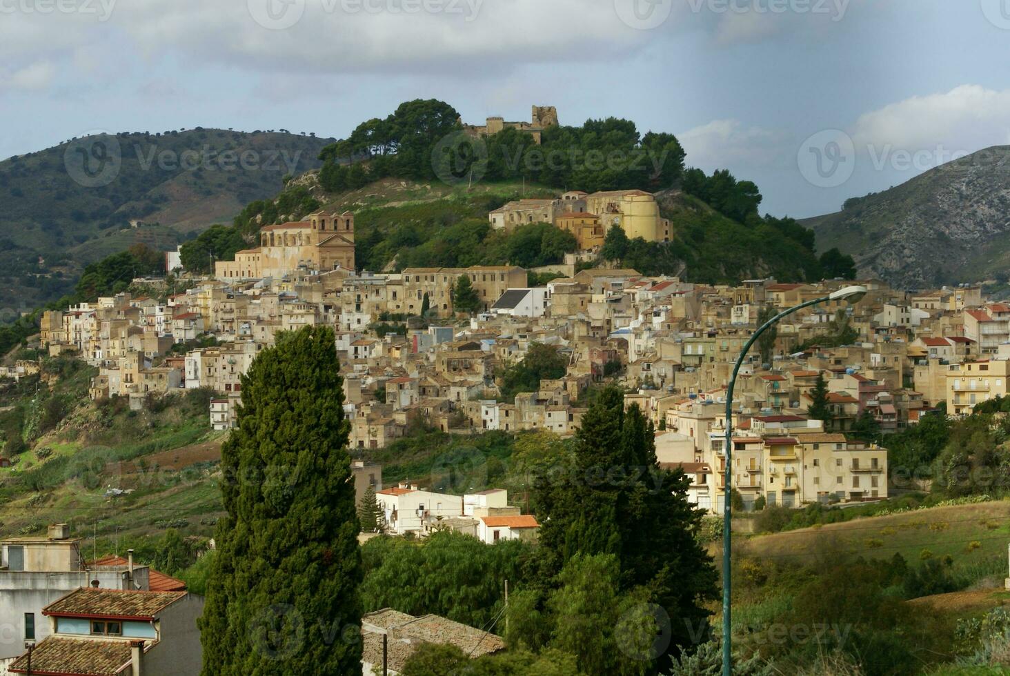 calatafimi uitzicht op de stad, sicilia, italië foto