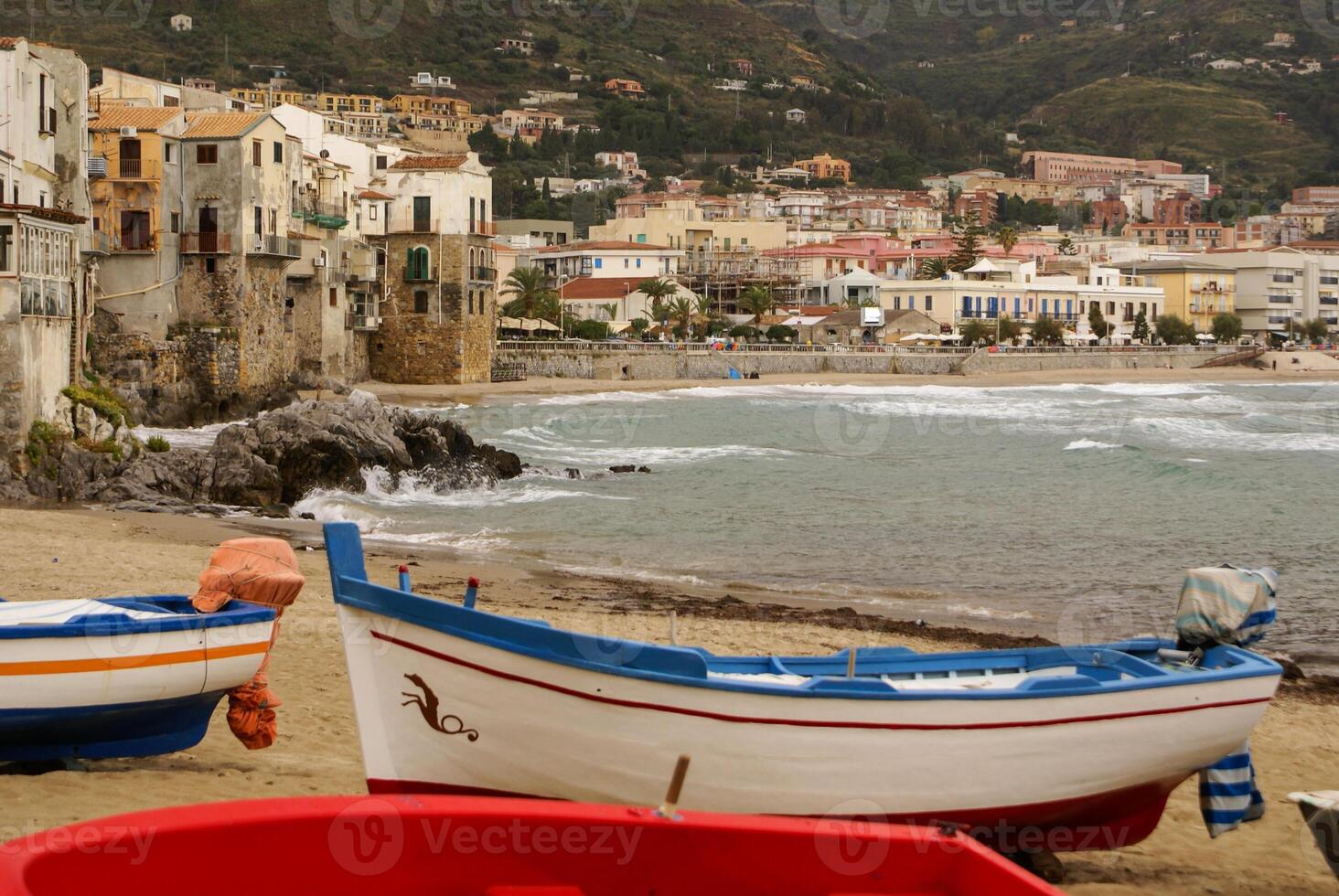 Siciliaans visvangst boot Aan de strand in cefalu, Sicilië foto