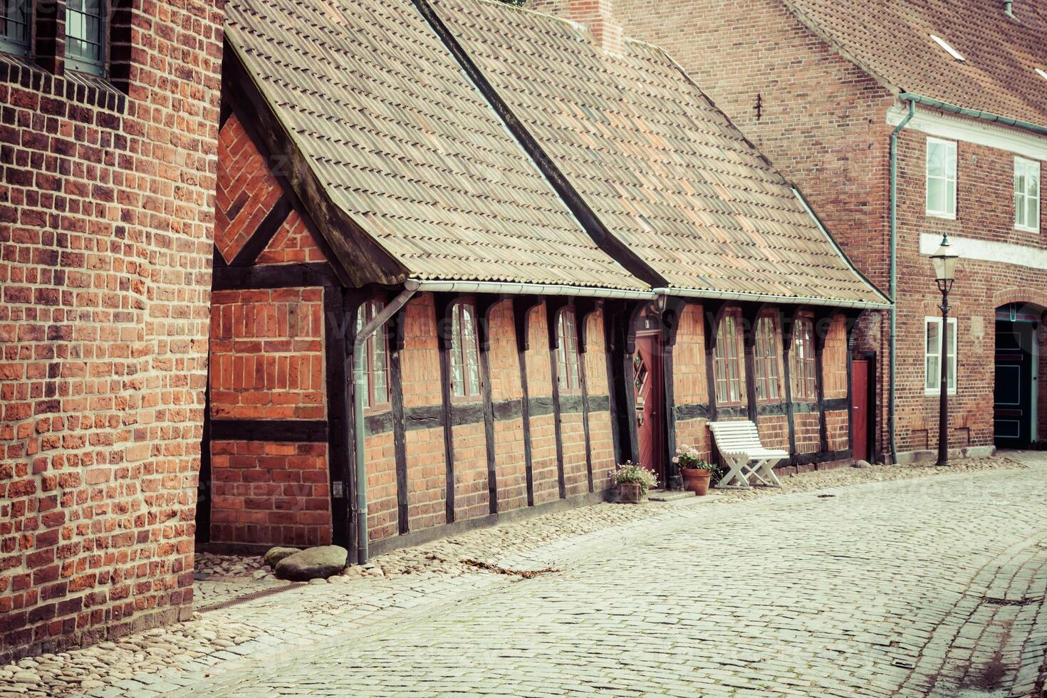 straat met oud huizen van Koninklijk stad- ribe in Denemarken foto