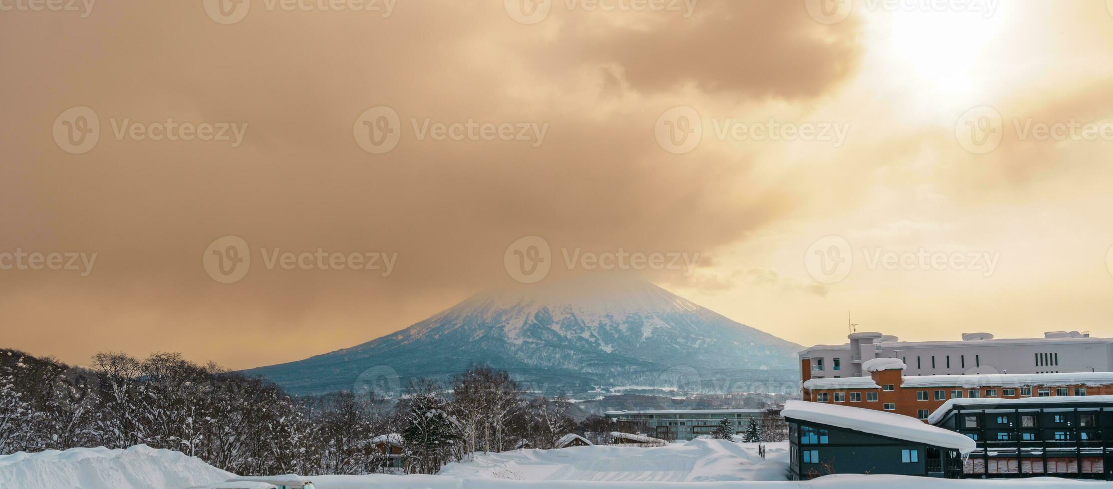 mooi Yotei berg met sneeuw in winter seizoen Bij niseko. mijlpaal en populair voor ski en snowboarden toeristen attracties in hokkaido, Japan. reizen en vakantie concept foto
