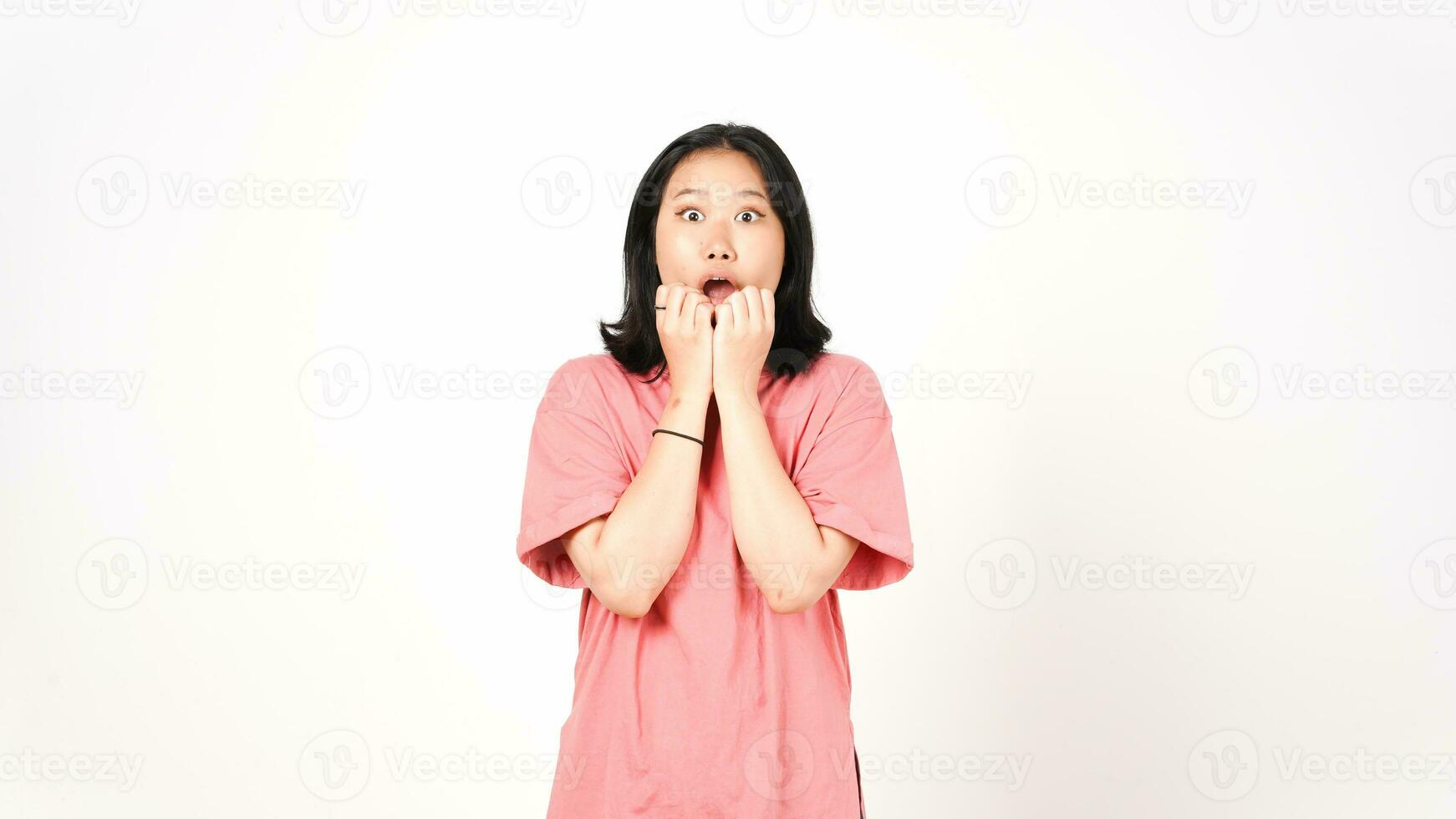 Wauw gezicht en op zoek Bij camera van mooi Aziatisch vrouw geïsoleerd Aan wit achtergrond foto