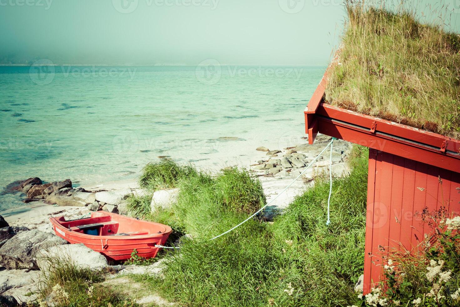 rood huis door de zien in lofotn eilanden foto