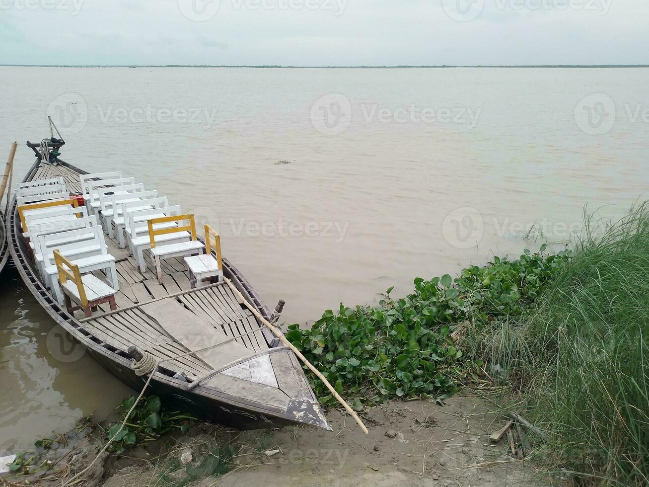 mooi visie van een boot met rivier- en lucht foto