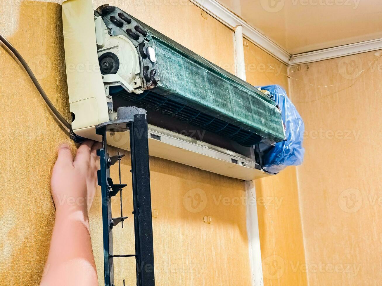 voorbereidingen treffen voor schoonmaak de binnen- eenheid van de lucht conditioner en omhulsel het in een polyethyleen mouw. schoonmaak met water Jet en Chemicaliën. foto