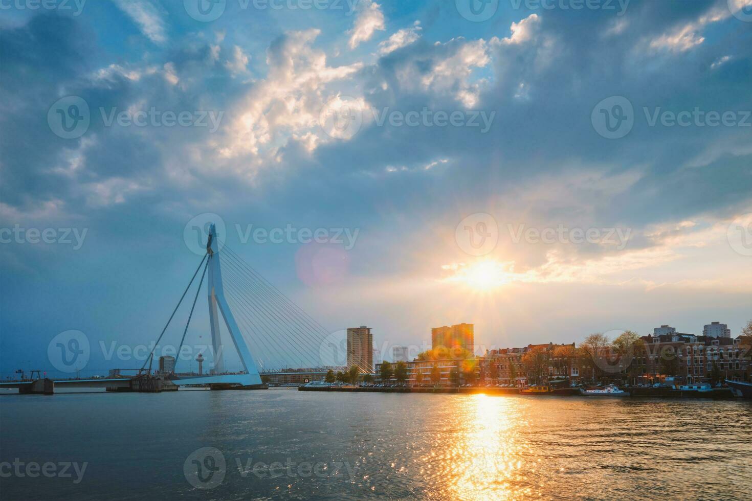 Rotterdam horizon stadsgezicht met erasmusbrug brug over- nieuwe maas in tegen-jur Aan zonsondergang, nederland. foto