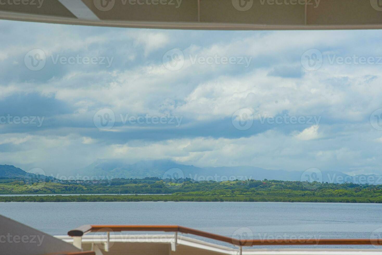 visie naar de zee en eiland fiji, een land in de zuiden grote Oceaan, dramatisch lucht en wolken foto