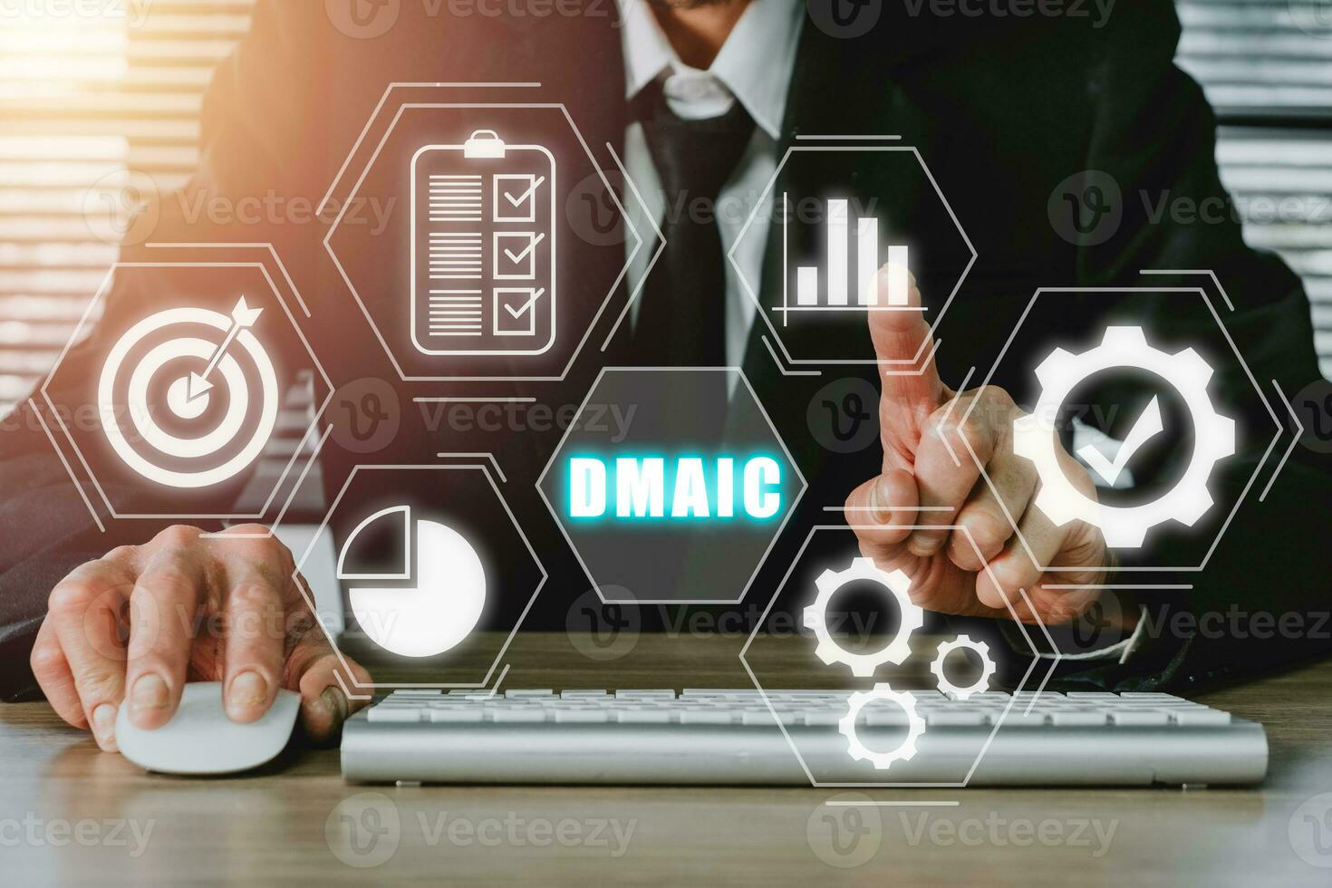 dmaic is een acroniem voor definiëren, meeteenheid, analyseren, verbeteren en controle concept, zakenman gebruik makend van computer en hand- aanraken dmaic icoon Aan virtueel scherm. foto