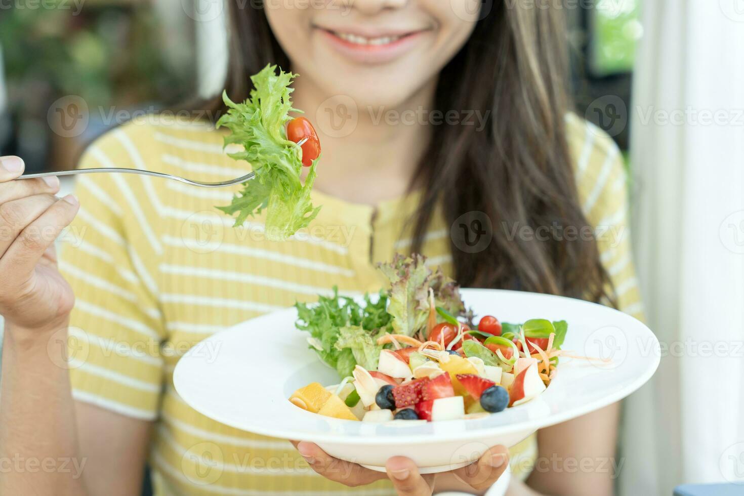 gezond voedsel. mooi vrouw meisje glimlachen genieten eten vers groente salade Aan ontbijt Gezondheid. gelukkig Aziatisch vrouw mooi zo emotie. diëten, ontgiften, eetpatroon, verliezen gewicht, schoon eten, vegetarisch, voedingsdeskundige foto