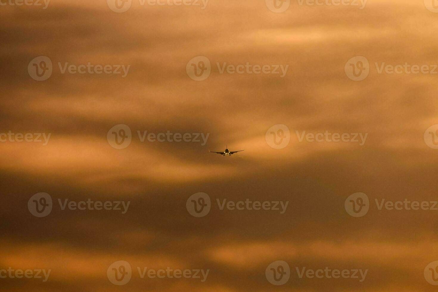 een vliegtuig vliegend in de lucht Bij zonsondergang foto