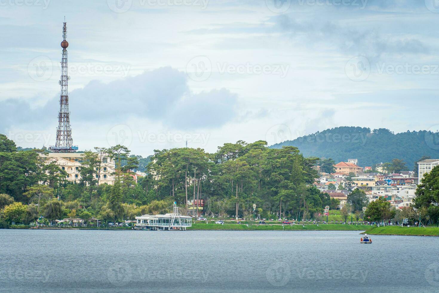 antenne visie van een da lat stad met ontwikkeling gebouwen, vervoer. toerist stad in ontwikkelde Vietnam. centrum plein van da lat stad met xuan hoelang meer en markt. foto