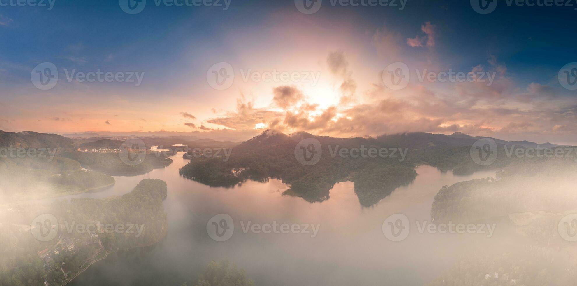 antenne visie van ochtend- Aan tuyen lam meer Bij dalat, Vietnam, mooi landschap voor eco reizen Bij Vietnam, verbazingwekkend meer tussen pijnboom Woud, boot Aan water foto