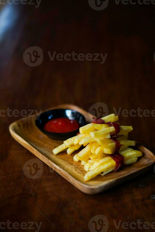 aardappel plak in bord met saus foto