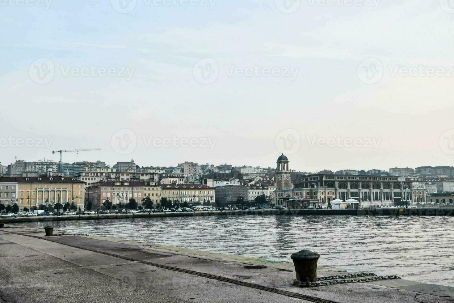 een stad met een haven en gebouwen in de achtergrond foto