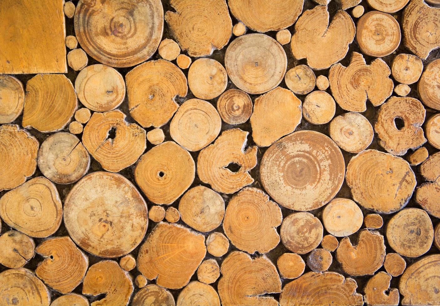 muur van gestapelde houtblokken voor achtergrond foto