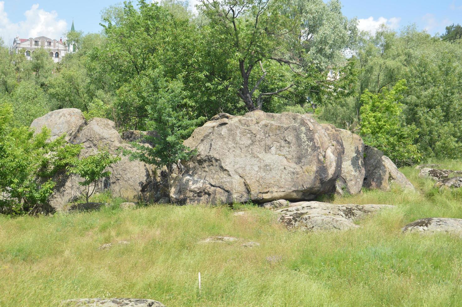 oude grote stenen in het veld foto