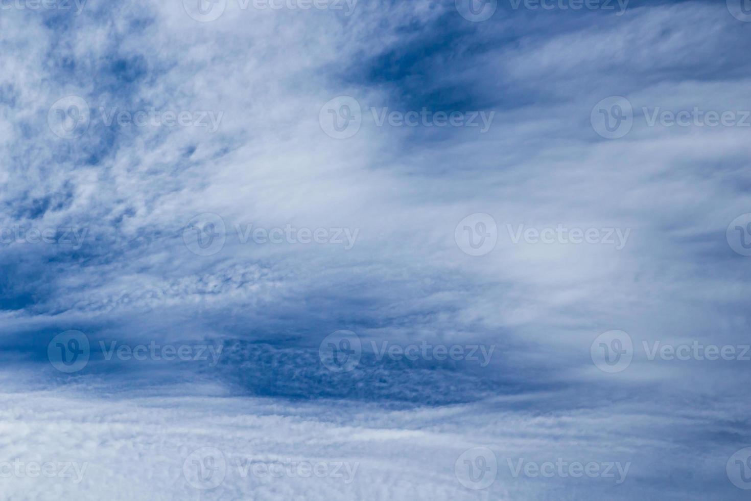 wolk en blauwe lucht foto