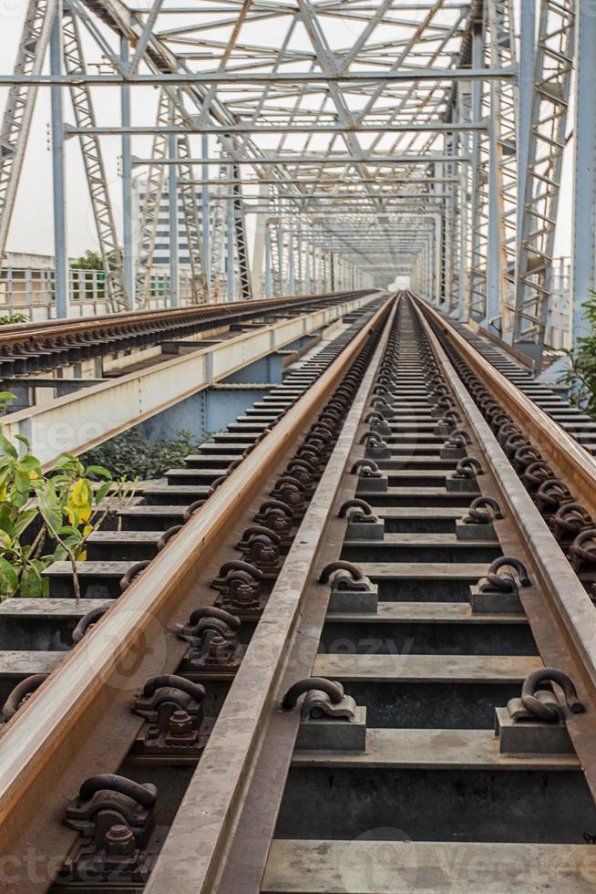 spoorlijn op brug foto