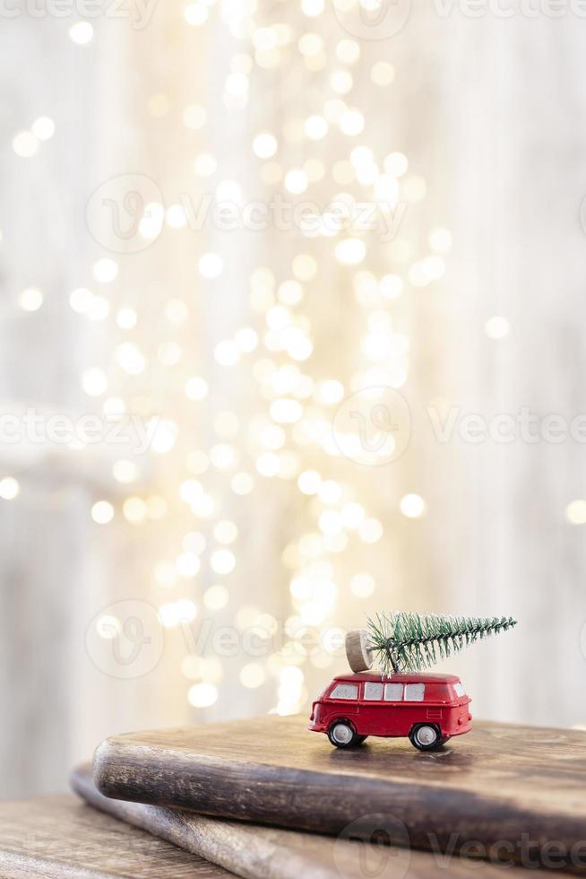kerstboom op bohek houten, bokeh achtergrond. foto