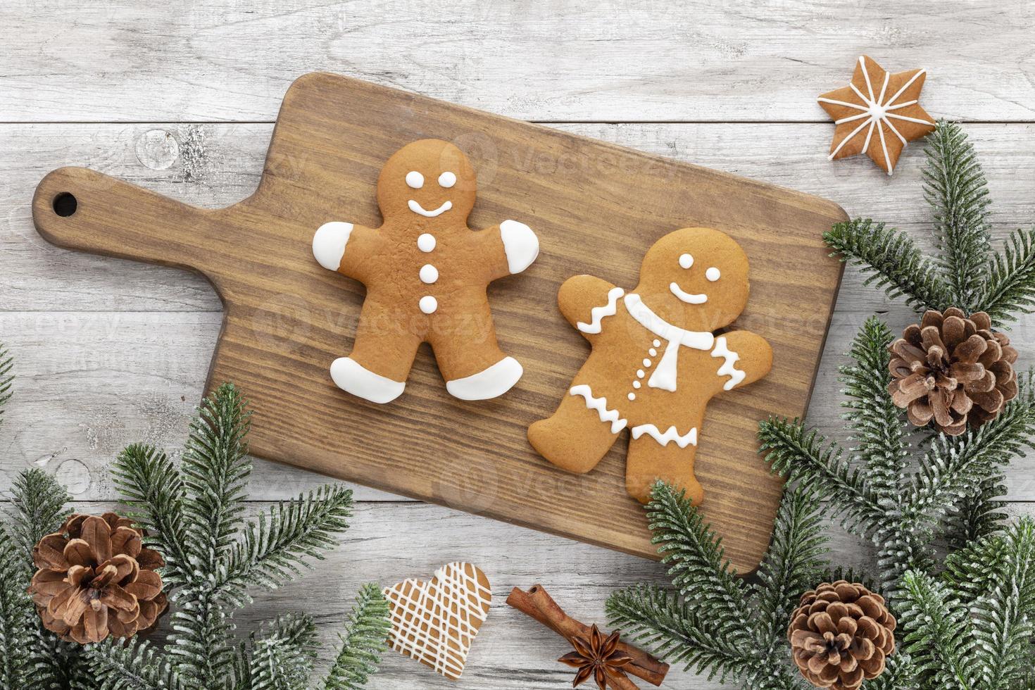 zelfgemaakte peperkoek kerstkoekjes op houten tafel. foto