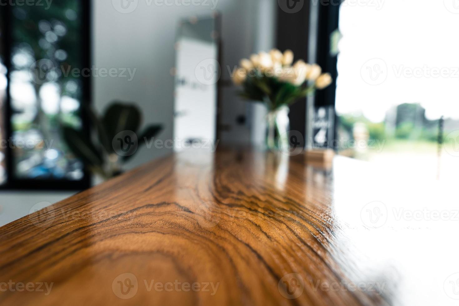 houten tafel en bloemen in een coffeeshop foto