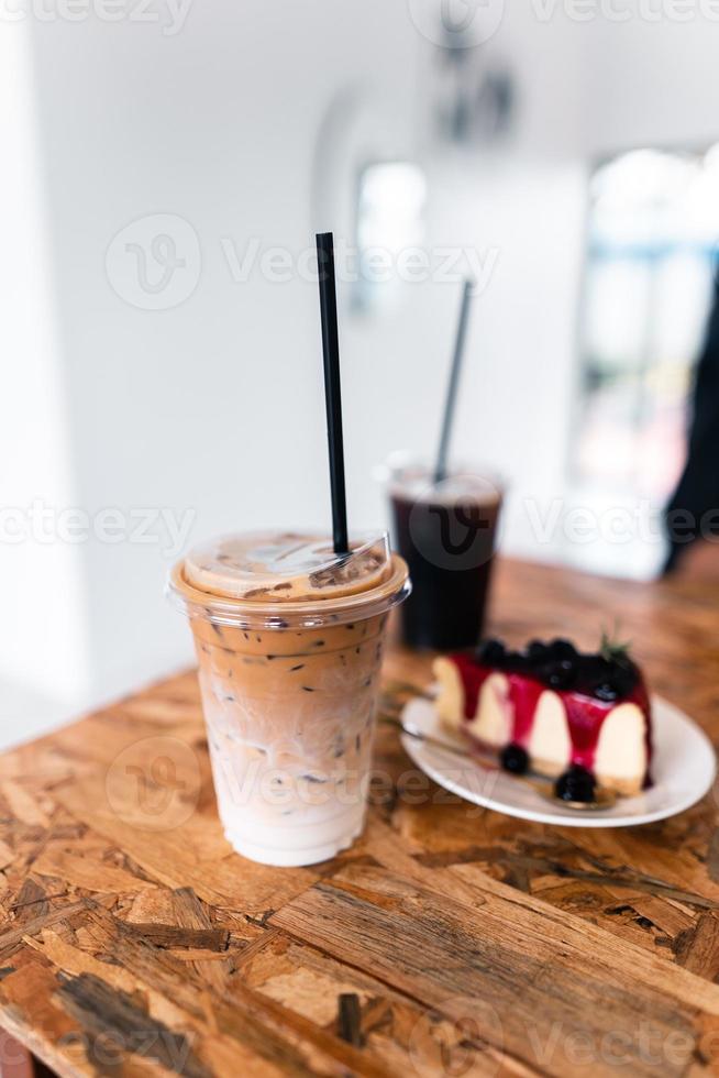 bosbessencake op een bord in een café foto